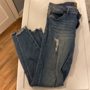 Skinny jeans distressed ankle